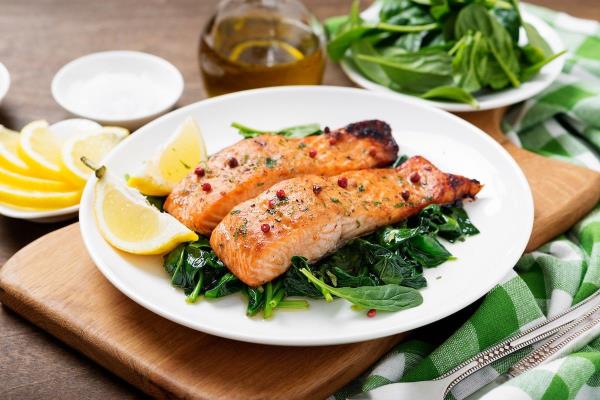 Salmon fillet with spinach