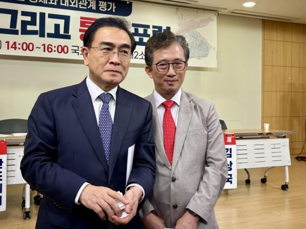 Tae Yong-ho (left), who served as a minister at the North Korean embassy in the UK, and Ri Il-kyu, who was a counselor for political affairs at the North Korean embassy in Cuba, pose for a photograph at the National Assembly event on Monday. (Kim Arin/The Korea Herald)