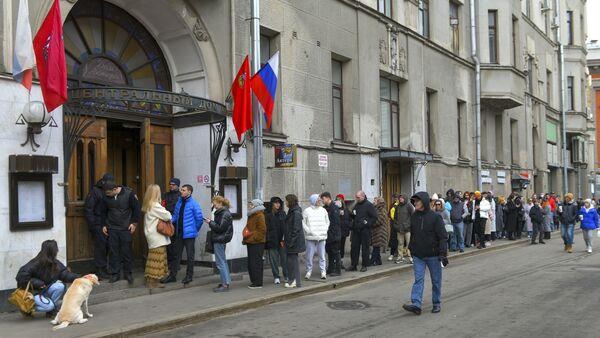 Russians crowd polling stations in apparent Putin protest