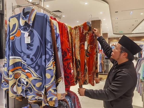 PSD: Civil servants required to wear Malaysian batik on Thursdays