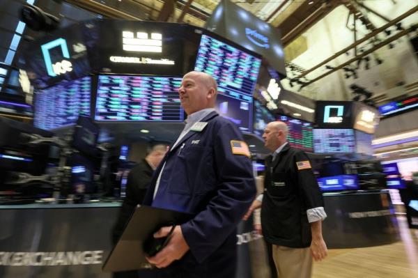 Wall Street ends higher with earnings poised to ramp up