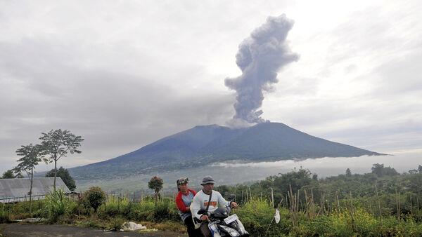 印尼马拉皮火山再次喷发，12名登山者仍失踪