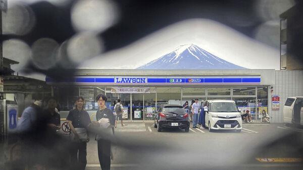 Town finds holes in screen built to prevent tourists taking photos of Mount Fuji