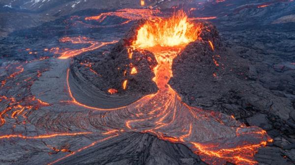 Fagradalsfjall erupting with lava flow