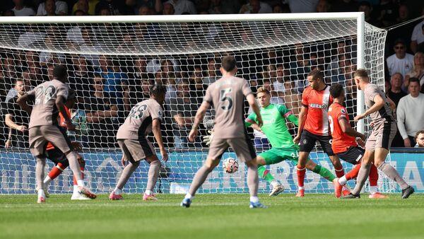 Ten-man Tottenham show gritty side to go top at Luton