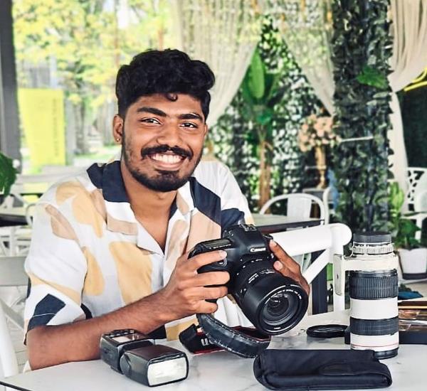 Computer and network engineering graduate S. Devendra is pursuing photography as a vocation. He applied for Bank Islam’s iTEKAD BangKIT microfinancing programme to kick-start his venture.