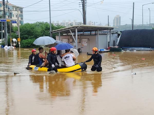 救援人员在中部城市Go的一条被洪水淹没的街道上疏散居民这张照片是由一位读者提供的。(联合通讯社)