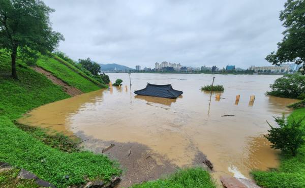 Manharu，围棋中的一个亭子历史遗迹第12号山城被暴雨淹没这张照片是由市政府提供的。