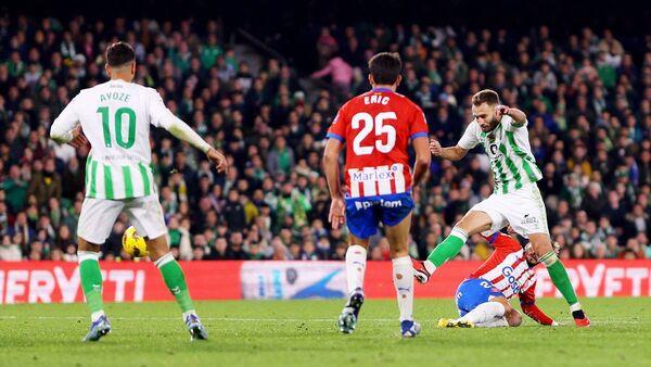 Pezzella stunner helps Betis hold Girona to a draw