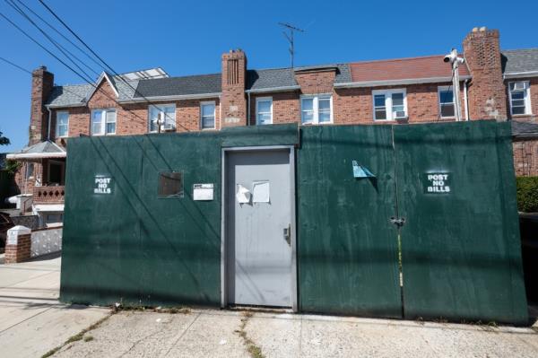 The city issued a stop work order to 194 Minna Street, seen here surrounded by green construction fence, in July 2022.